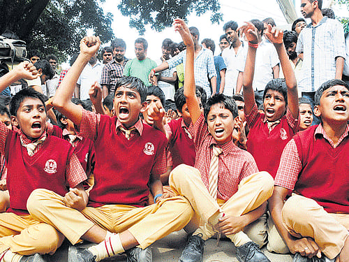 Students of educational institutions near The Indiranagar Cambridge School join the protest. DH photo