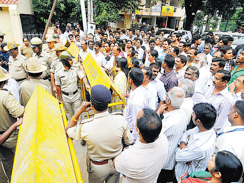 Alarge number of parents stage a protest in front of The Indiranagar Cambridge School onMonday. DH PHOTO/ RANJU P