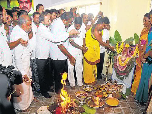 Former chief minister H D Kumaraswamy addresses JD(S) workers, in Mysuru, on Monday. Mayor R Lingappa and others are seen. DH Photo