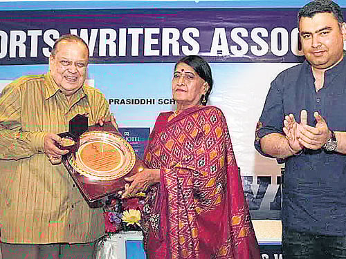 Veteran cuesports ace Arvind Savur (left) presents the lifetime achievement award to former Indian hockey captain Elvera Britto in the presence of Olympic bronze medallist Gagan Narang in Bengaluru on Sunday. DH photo