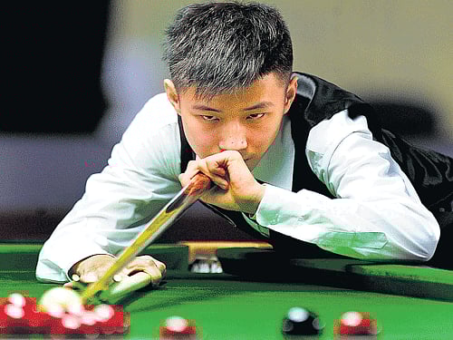 Pankaj Advani's game moved into cruise mode while Asian champion Thor Chuanleong's campaign suffered an unexpected snag at the IBSF World Snooker Championship here on Friday.