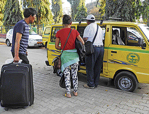 It is raining taxis in Bengaluru. Caught in the twister of this taxi fare war, old cab and autorickshaw drivers are crying hoarse. But the commuters aren't. Pampered by the unprecedented and potentially unsustainable drop in fares, they are dumping the rickshaws big time. DH photo