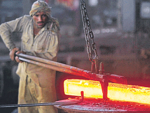 Poor showing by agriculture and manufacturing sector pulled down the country's economic growth rate to 5.3 per cent in the second quarter, raising the clamour for rate cut by the RBI in its policy due next week. DH file photo