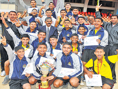 gold in 11.05 seconds. Sachin from Bishop Cotton School (11.09) and Sagar Abhishek of Army Public School (12.1) finished second and third. Bishop Cotton Boys High School's Lovely Leon was the other star performerof theday. The 11-year old won the boys' under-12 100 metres gold (13.00) for the fourth straight time and triumphed in long jump with an effort of 4.79M. Results: Boys: U-16: 100M: Rakshit Vitus Vijai (Bethany High School) 11.05, 1; Sachin Kumar A (Bishop Cotton) 11.09, 2; Sagar Abhishek (Army Public School) 12.1, 3. 800M: NingarajM(St Yash Public School ) 2:22.2, 1; Prashanth Kumar (Indi- RMS, Holy Angels emerge champs MeghanaP Reddy andLovely Leon hog limelight on concluding day with fine performances JOYOUS BUNCH:Winners of the DAC Weekend Athletic meet. LEFT:RMS, boys' section champions.