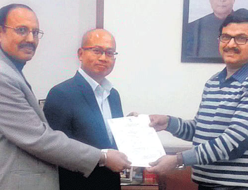 Vistara CEO Phee Teik Yeoh (centre) and his advisor, Gurjot Singh Malhi (left), receive the AOP  from Director General of Civil Aviation Prabhat Kumar in New Delhi on Monday.