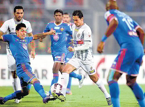keen tussle FC Goa's Haroon Fakhruddin (left) attempts to tackle Lester Fernandez (centre) of Atletico de Kolkata on Wednesday. photo courtesy/ isl