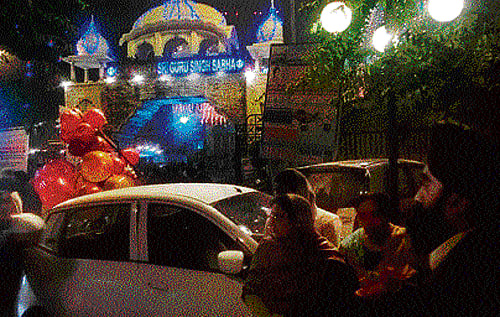 Capital spirit: With tight security preventing revellers from assembling at most other places, people chose to gather at religious precinct, like Gurudwara Sri Govind Singh Sabha, in Greater Kailash II, in the City on Wednesday night. DH Photo