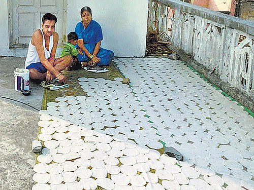 A family at Kalloodi village of Gauribidanur making papads at home. Photos by author.