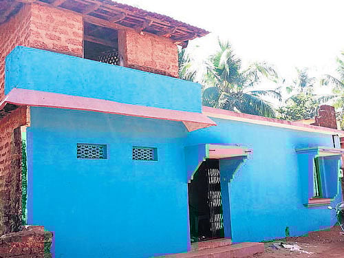 Terror suspect Riyaz Ahmed Sayeedi's house in Bhatkal. (inset) Ahmed's father Khaja Sayeedi, sisters Nafia and Nafisa. DH&#8200;PHOTO
