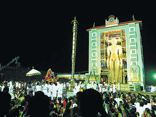 Thousands of Jains fromacross the country witnessed the age-old ritual chanting hymns and singing bhajans. DH PHOTO