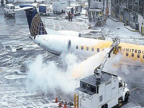 2,300 flights cancelled over US blizzard fears
