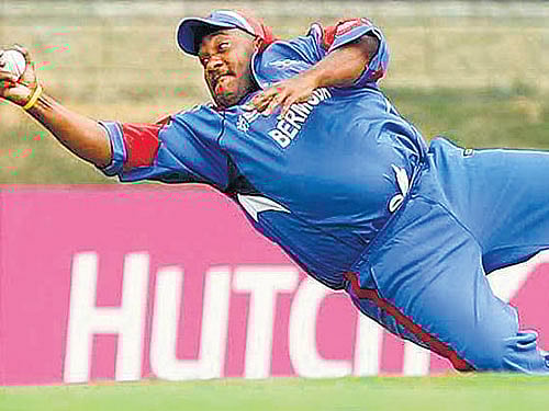 what a beauty! Bermuda's Dwayne Leverock goes full length to dismiss Robin Uthappa.