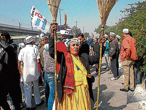 Basanti Kinnar celebrates the victory of Aam Aadmi Party along with other party supporters. DH PHOTO/Shiv Sunny