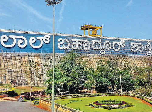 Work on to instal the signboard at the Lal Bahadur Shastri Sagar dam at Almatti in Bagalkot district. DH PHOTO