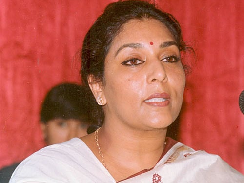 An Air India flight to Hyderabad from Delhi, with a Union Minister and Supreme Court judge onboard, was held up for 45 minutes here after a senior Congress leader from Telangana did not turn up for boarding at the scheduled time as she was allegedly busy shopping.DH file photo