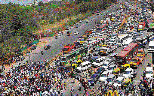 Students, residents and Kannada activists staged a protest seeking better facilities for pedestrians at Kempapura junction in Bengaluru on Friday. DH photo