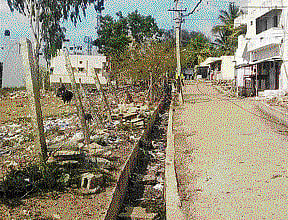 Records show crores of rupees were spent for civic amenities in Bangarappa Nagar. But poor infrastructure in the area proves that the people have been taken for a ride. DH photo