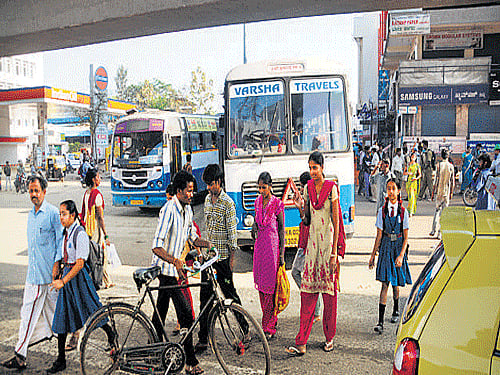 NO FOOT OVERBRIDGES: Wading through heavy traffic is the only risky option for pedestrians. dh photos/shivakumar  b h