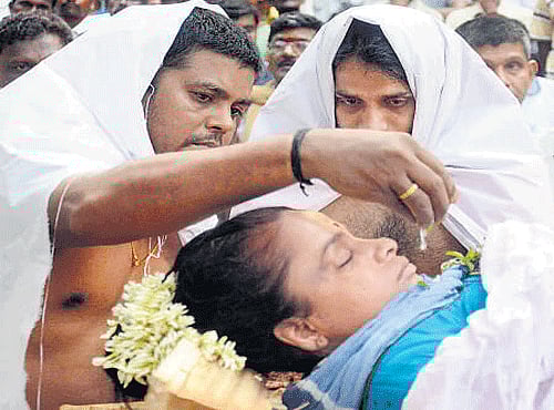 Husband performs last rites of Prabha at Amtur near Mangaluru on Sunday. KPN