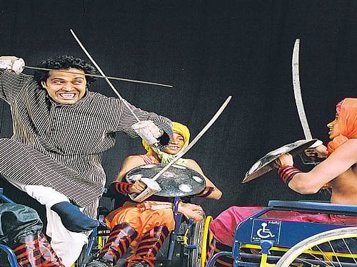 varied styles (Above and below) The artistes perform different dances.