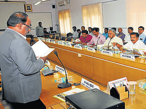 MUDA Commissioner S Palaiah presents the annual budget of the Authority, in Mysuru, on Saturday. MUDA chairperson K R Mohan Kumar, MLA's Tanvir Sait, G T Deve Gowda and others are seen. DH PHOTO