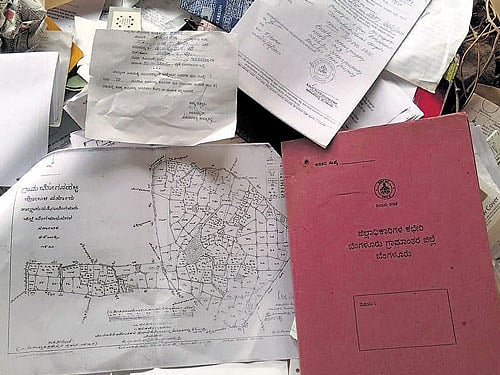 Government documents were found dumped under a bridge near Bellur Cross in Nagamangala taluk of Mandya district on Sunday. DH PHOTOS