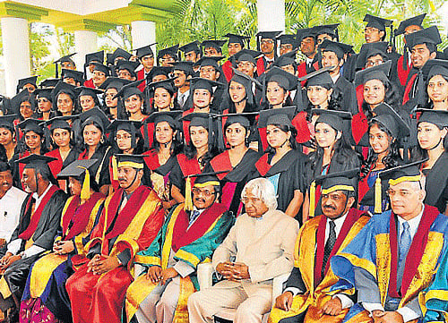 Graduates of Mysore Medical College and Research Institute (MMC and RI) seen with the former President of India APJ Abdul Kalam, MMC and RI Dean Dr B Krishnamurthy, VC of Rajiv Gandhi University of Health Sciences Dr K S Ravindranath, MMC and RI Principal Dr K R Dakshayini K R and others, in Mysuru, on Tuesday. DH PHOTO