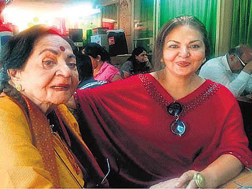 Malavika Sangghvi (right) with hermother andowner of Samovar Cafe, Usha Khanna, at the eatery. (FROM MALAVIKA SANGGHVI'S TWITTER HANDLE)