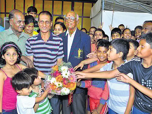 HAPPYMOMENTBudding athletes greet yesteryear stars DY Biradar (left), Kenneth Powell (centre) andN Lingappa at the Sree Kanteerava Stadium in Bengaluru on Monday. DH PHOTO
