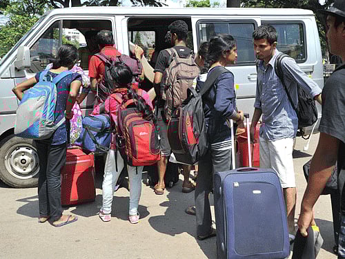Passengers struggling to get transport for their places from cityrailway station on karnataka bundh in support of 'Mekedatu' project on cauvery water issue in Bengaluru on Saturday. DH photo