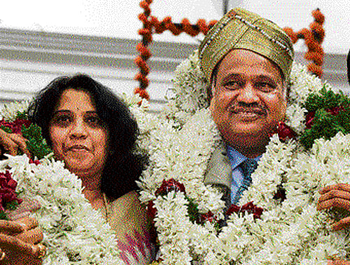 Retiring Justice K L Manjunath with his wife Pushpalata at a farewell organised by the Advocates Association Bangalore at the Vidhana Soudha on Monday. DH  photo
