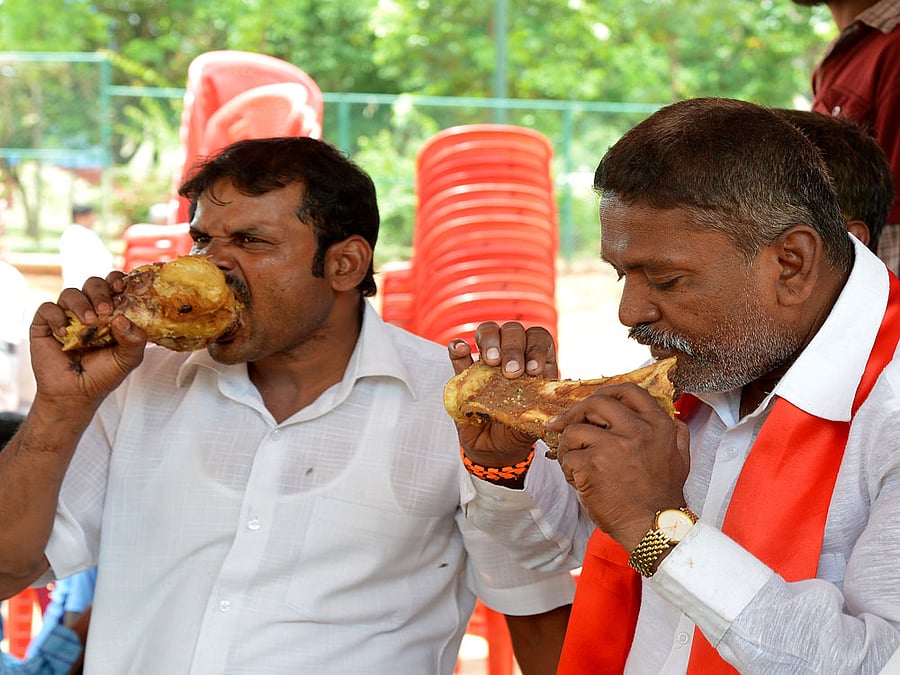 The petitions have challenged only sections 5 (d) and 9 (a) of the Act, which prohibit possession and consumption of meat of cow, bulls and bullocks even if the animals have been slaughtered outside Maharashtra. According to the petitions, this puts a ban on import of meat. DH File Photo for representation.