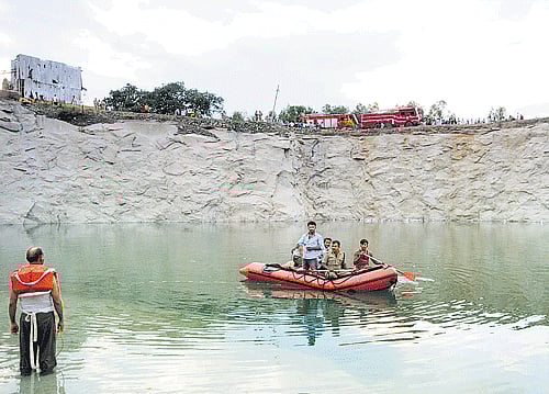 search is on: Fire personnel and policemen search for bodies of engineering students, who drowned in quarry pit at Bettada Halasuru near Chikkajala, on Thursday. DH photo/B SHIVAKUMAR