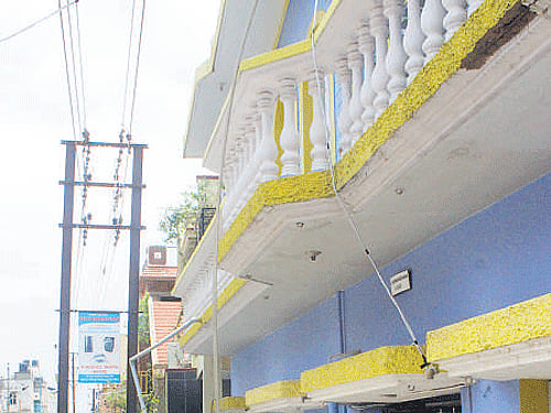 Power line snaps, triggers panic