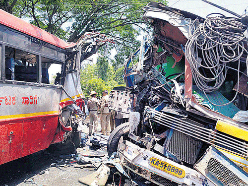 Themangled remains of the bus and the lorrywhich collided head-on nearMarasandra on the Bengaluru-Doddaballapur Road on Friday. DH PHOTO