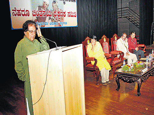 Former education minister B K Chandrashekar delivers a special lecture on 'Significance of Nehru's political thoughts in the present context,' organised by Mangalore University's Nehru Chinthaneya Shaikshanika Samithi' at Mangalagangothri on Thursday. Samithi Convener Rajaram Tholpady, Mangalore University Vice Chancellor Prof K Byrappa and Registrar Prof P S Yedapadithaya look on. dh photo