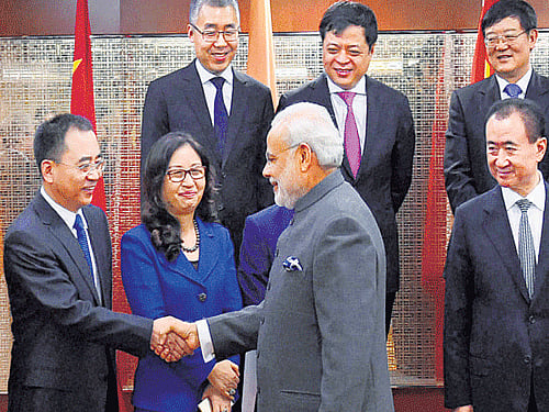 Prime Minister NarendraModi iswelcomed by CEOs of major Chinese companies at ameeting in Shanghai on Saturday. PTI