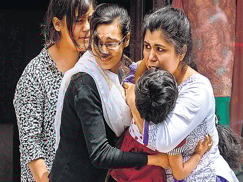 A team of AIIMS Patna that had gone to Nepal for relief work after the April 25 quake that killed more than 8000 people there has come out with a study on quake-hit people of the Himalayan nation and bordering areas in Bihar that at least 40 per cent people are suffering from vertigo, vomiting, headache and fear