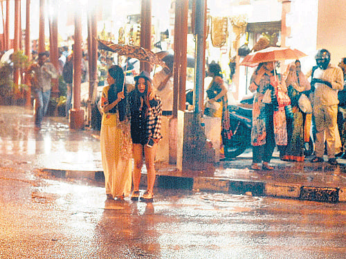 Peoplewere stranded onMGRoad as heavy rainfall lashed the City on Sunday evening. KPN