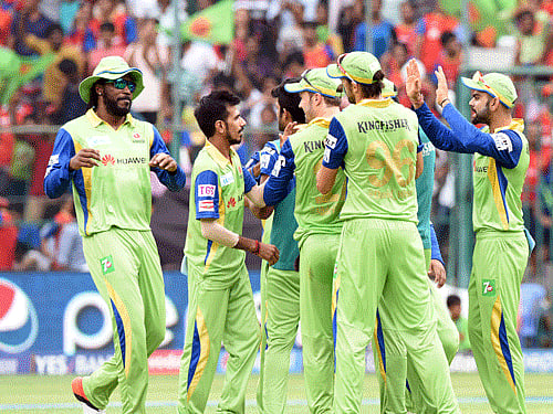 Royal Challengers Bengaluru skipper Virat Kohli and team mates celebrates thewicket Yuvaraj Singh of Delhi Daredevils 8th Edition of Indian Premier League T-20 Match at Sri M Chinnaswamy Stadium in Bengaluru on Sunday. DH
