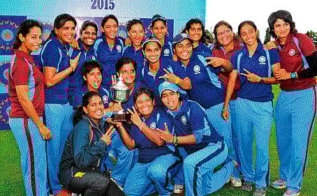 India Blue eves pose with the Challenger Trophy at Mysuru on Wednesday. Blue beat India Red by 18 runs in the final at the SDNR Wadiyar stadium. DH PHOTO