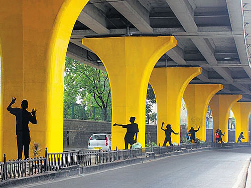 The silhouette paintings under KH Double Road Flyover. Photo bY JAAGA
