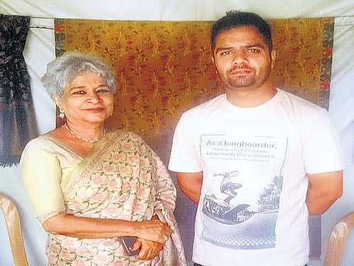 Artisan Manzoor Ahmad Khan with Dastakar Chairperson Laila Tyabji.  Zulfikar Majid