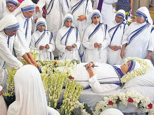 Catholic nuns from the Missionaries of Charity, the global order of nuns founded by Mother Teresa, gather around the body of Sister Nirmala Joshi inside a church in Kolkata on Tuesday. Reuters