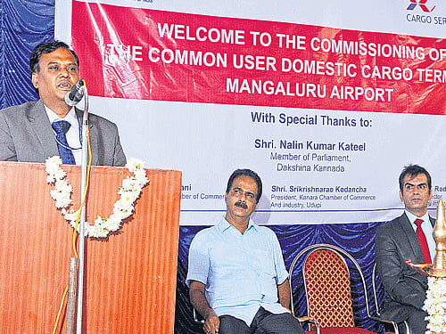 Mangalore International Airport Director J T Radhakrishna speaks after inaugurating domestic cargo terminal at the airport in Mangaluru on Thursday. CSC India Chairman Tushar Jani, Kanara Chamber of Commerce Nigam B Vasani and others look on. DH photo