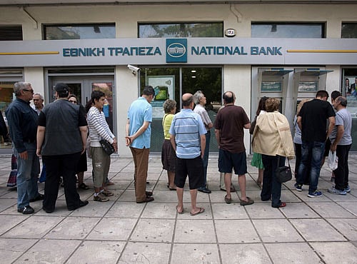 Greeks line up by ATM in Thessaloniki, Greece. Reuters photo