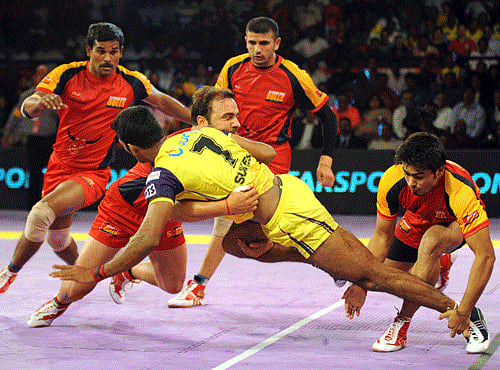Bengaluru Bulls Players catches the Sukesh Hegde of Telugu Titans during their Pro Kabaddi League Match at Shri Kanteerava Indoor Stadium in Bangalore. Dh file photo