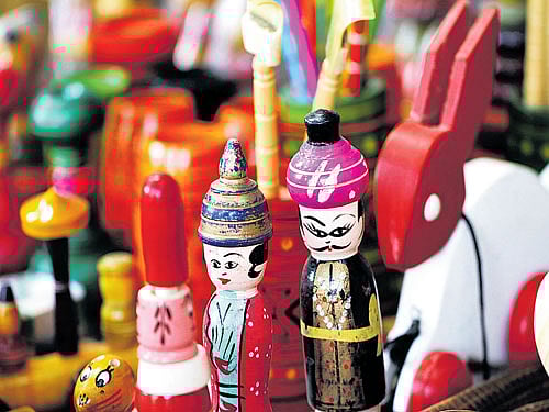 The streets have exotic stuff that can turn your home into a haven of beautiful things.