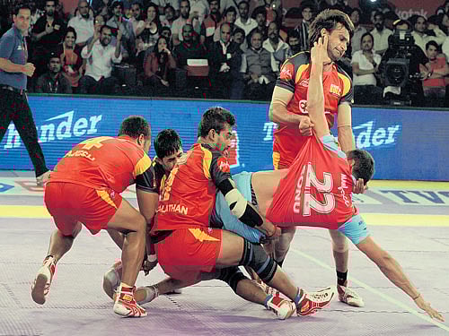 Pink Panthers' Sonu Narwal (22) outwits Bengaluru Bulls' players at the Sree Kanteerava Stadium on Thursday. DH photo/ Kishor Kumar Bolar
