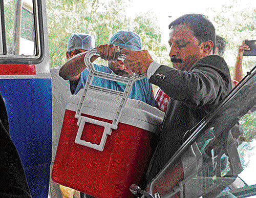 Transplant experts at private hospitals, who spoke on the condition of anonymity, said procedural delays in giving approvals and wrong understanding of the existing law for organ transplant were to be blamed. DH file photo. For representation purpose